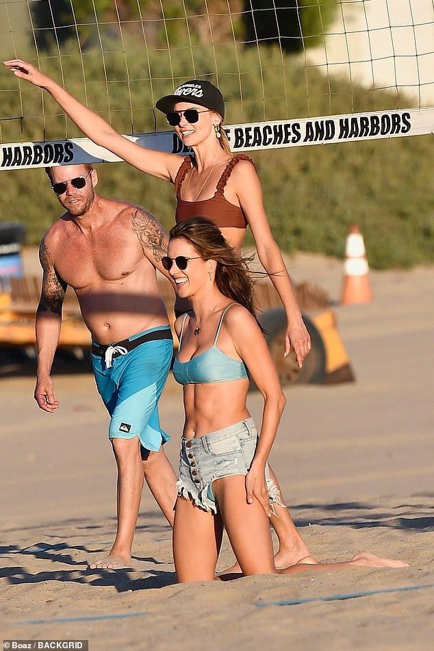 Alessandra Ambrosio hoá trang hở bạo dịp Halloween ảnh 8