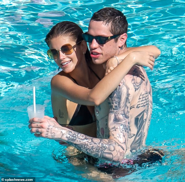 Con gái siêu mẫu của Cindy Crawford liên tục ôm hôn, tình tứ bạn trai mới ở biển ảnh 10