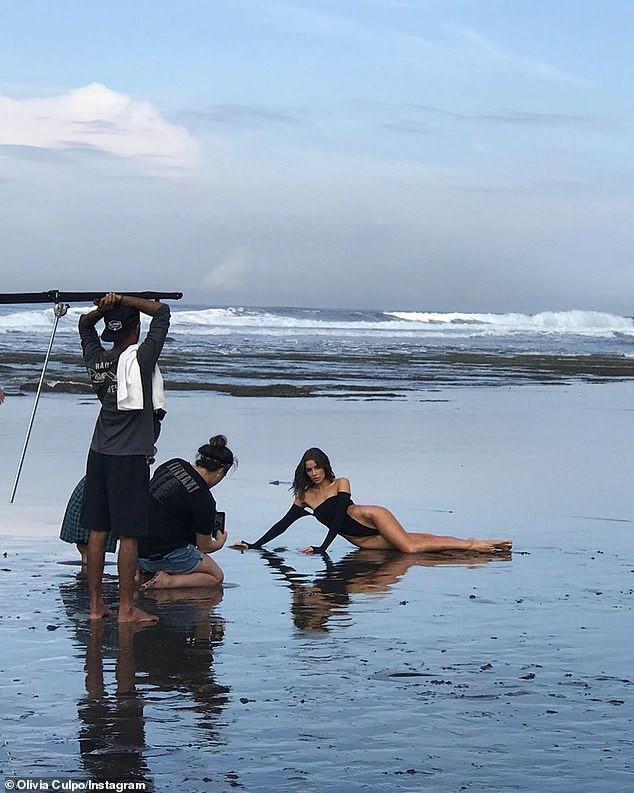 Mỹ nhân gợi cảm nhất hành tinh 'đốt mắt' fan với bikini bé xíu ảnh 9