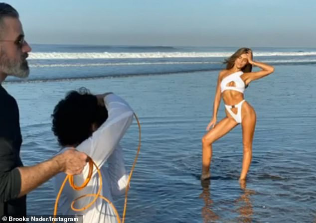 Hậu trường chụp hình cực 'nóng' của Rookie Brooks cho tạp chí áo tắm danh tiếng ảnh 10