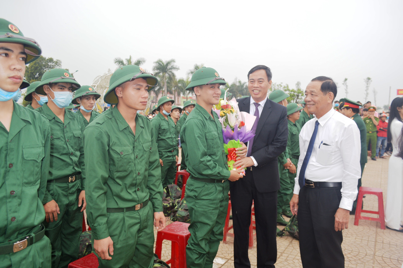 Hơn 1000 thanh niên Quảng Trị nô nức lên đường tòng quân ảnh 2