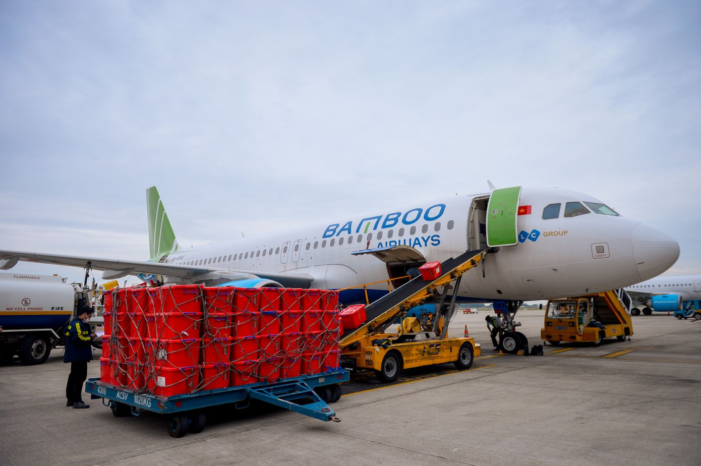 Bamboo Airways cấp tập đưa bác sĩ, hàng hóa y tế vào hỗ trợ đồng bào miền Trung ảnh 2