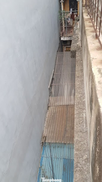 Tháo dỡ cổng sắt 1,5m2 trái phép khiến hai lãnh đạo quận Hà Nội phải sửa sai ảnh 3