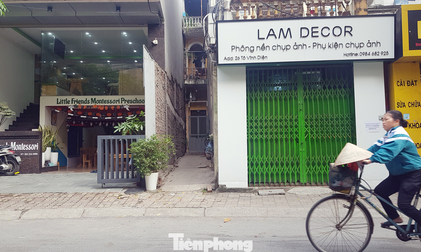 Tháo dỡ cổng sắt 1,5m2 trái phép khiến hai lãnh đạo quận Hà Nội phải sửa sai ảnh 1