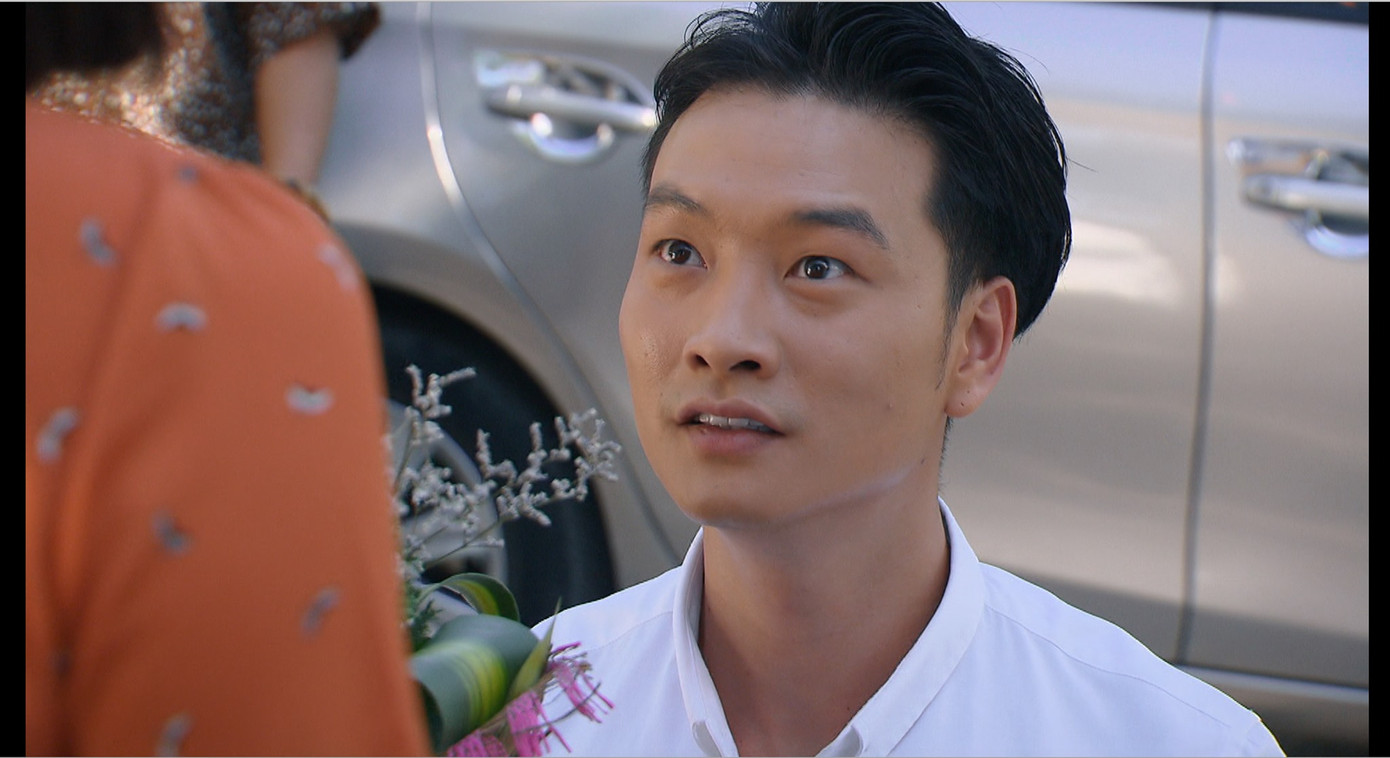 Cô gái nhà người ta: Cô giáo Uyên (Phương Oanh) được quỳ cầu hôn ở cổng trường ảnh 1