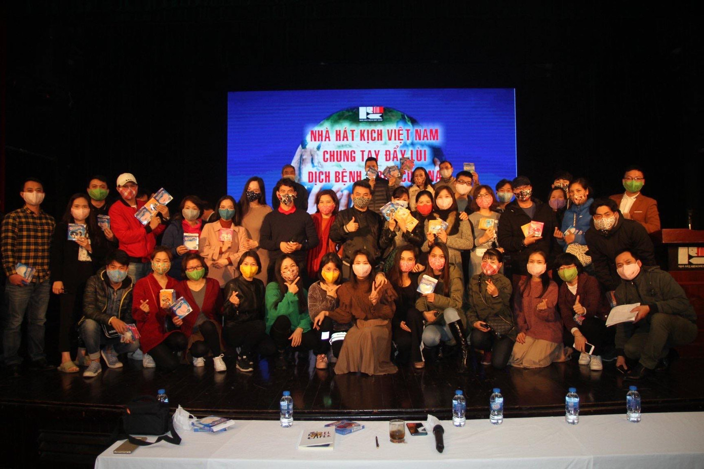 NSƯT Xuân Bắc phát khẩu trang, kêu gọi hành động đúng giữa ‘bão Corona’ ảnh 1