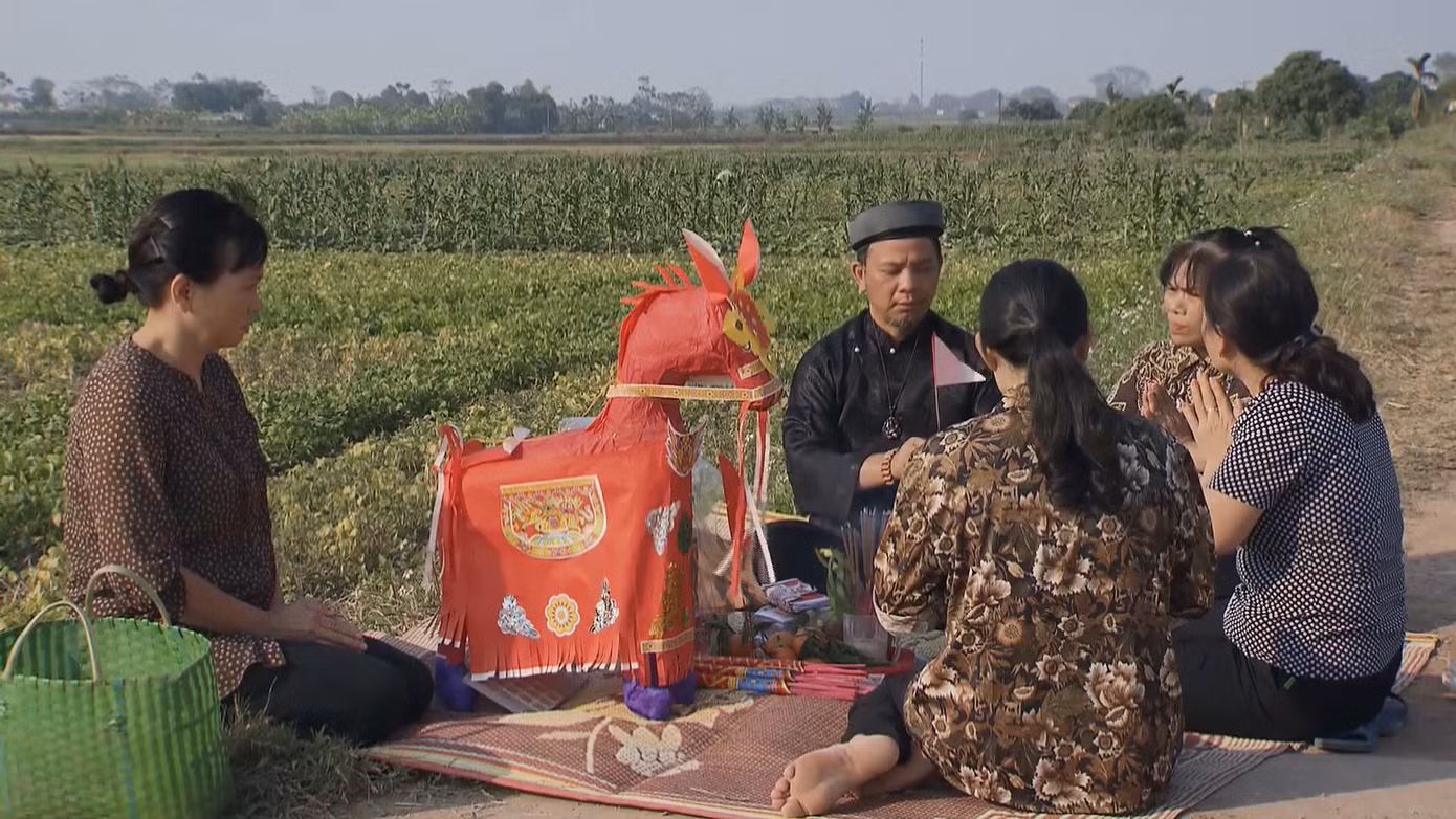 Cô gái nhà người ta tập 17: Uyên (Phương Oanh) mắc kẹt trong nhà đang bốc cháy ảnh 1