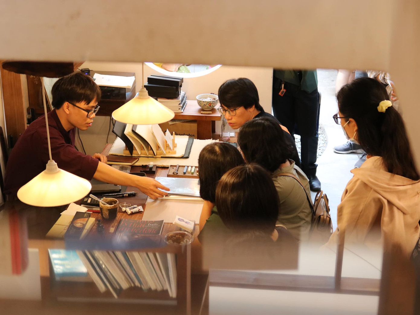 Chàng trai 9X tốt nghiệp trường ĐH Ngoại thương trở thành nghệ sĩ calligraphy hàng đầu ảnh 1