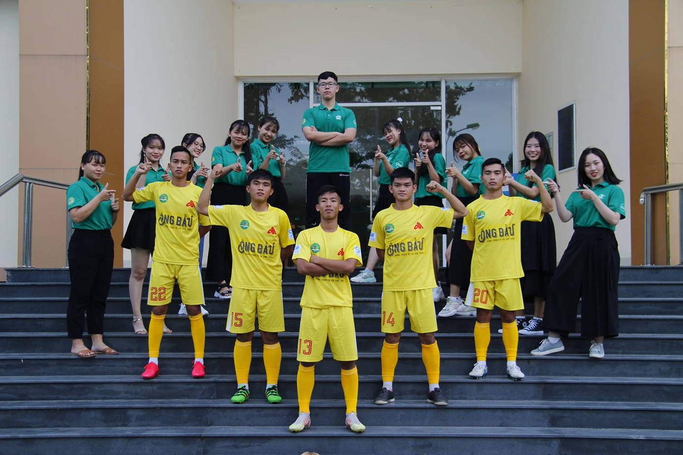 Thưởng to, đưa xe chở cổ động viên đến sân SV-League 2020 ảnh 2