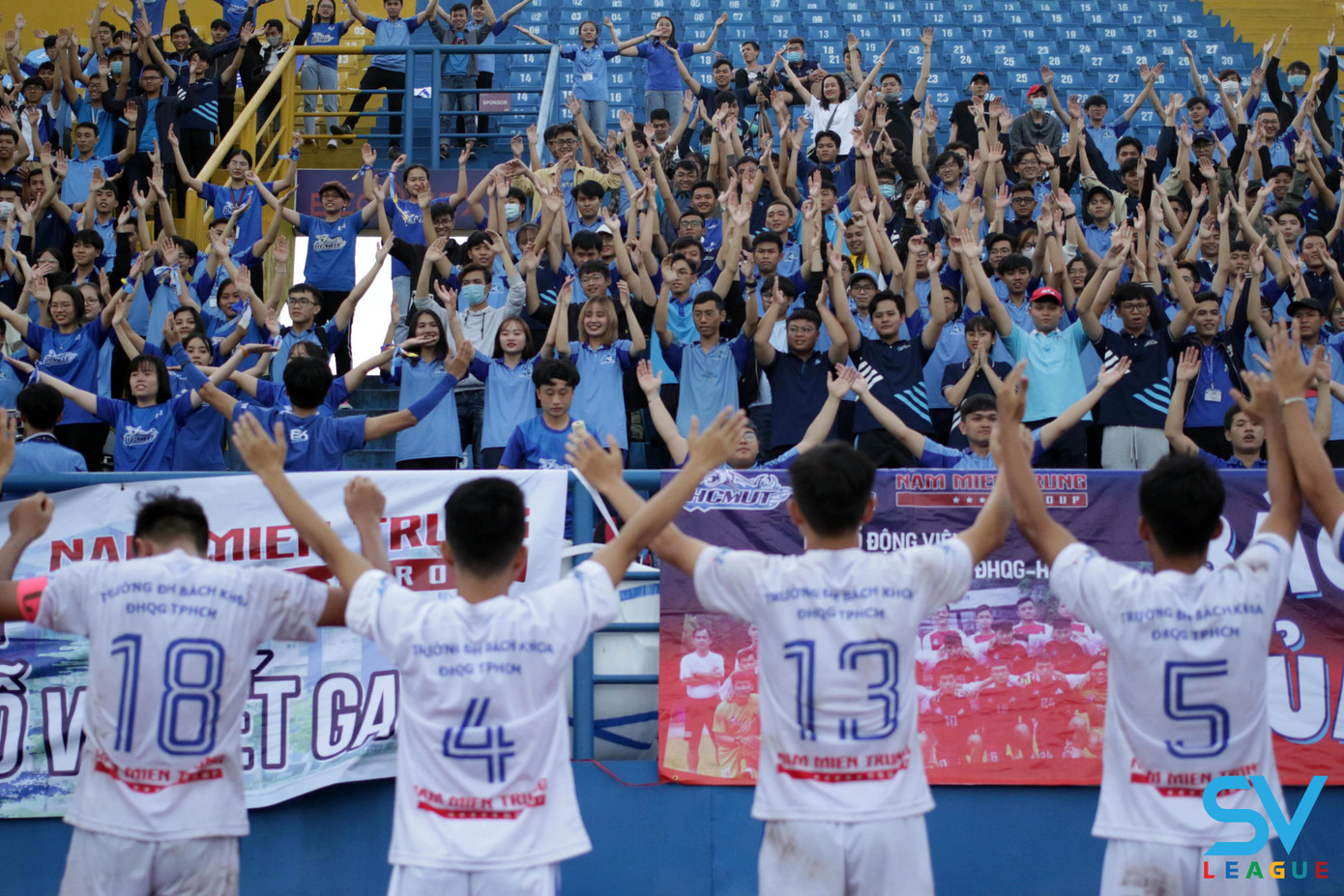 Thưởng to, đưa xe chở cổ động viên đến sân SV-League 2020 ảnh 5