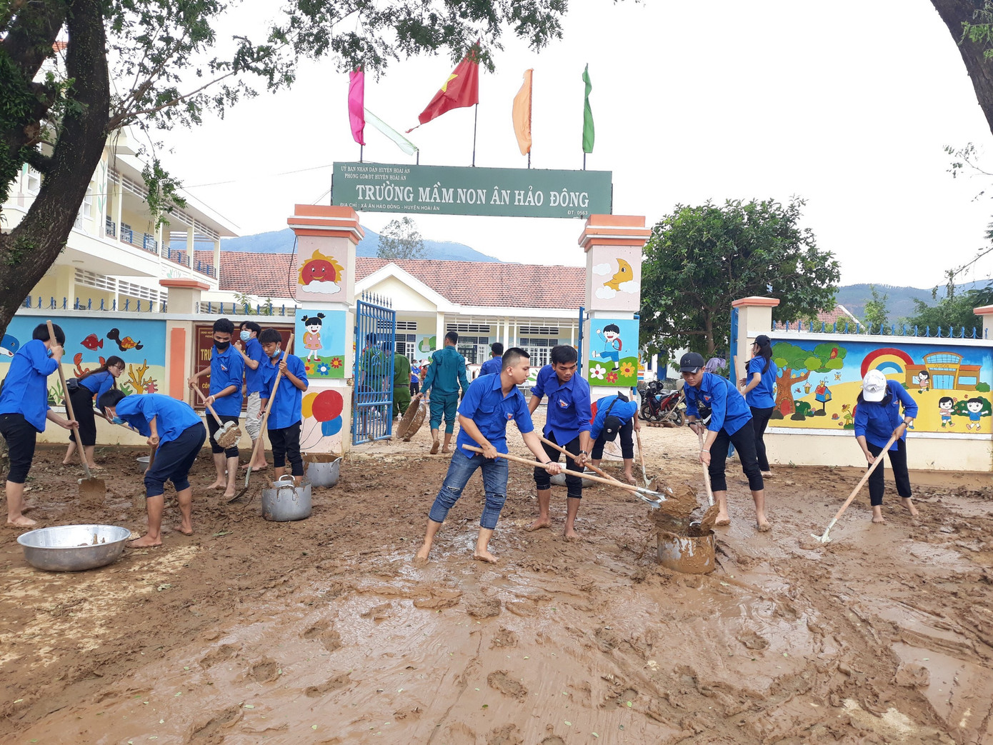 Bão đi qua, sinh viên hối hả dọn dẹp để trở lại giảng đường ảnh 1 Bão đi qua, sinh viên hối hả dọn dẹp để trở lại giảng đường ảnh 1