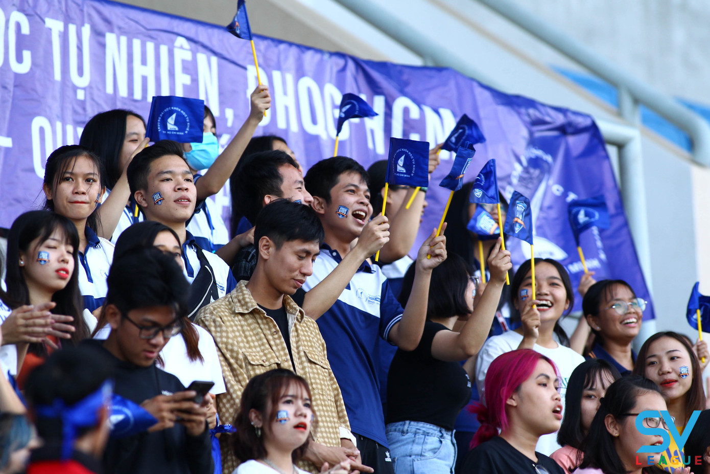 Thưởng to, đưa xe chở cổ động viên đến sân SV-League 2020 ảnh 4