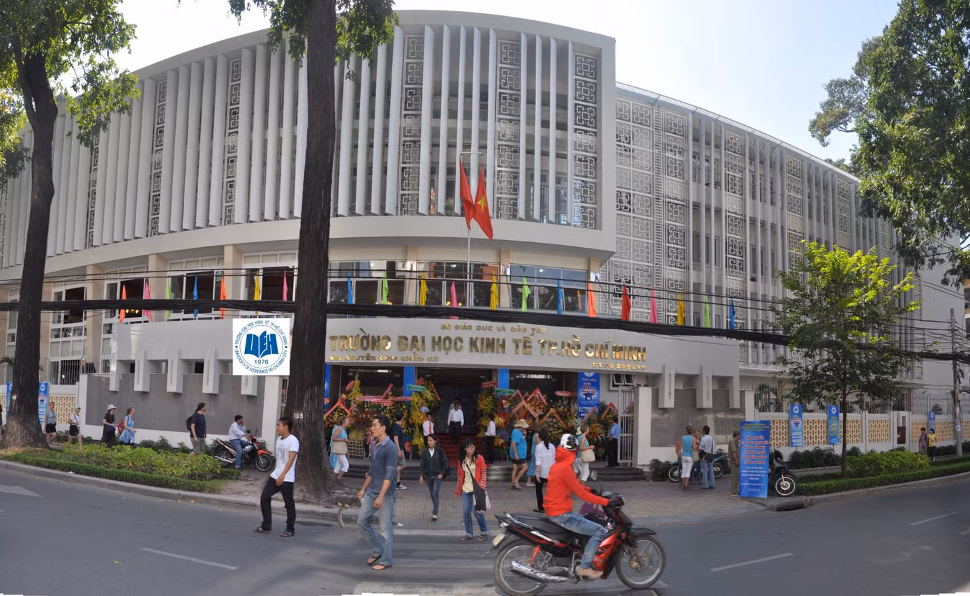Sinh viên trường ĐH Kinh tế TP. HCM đi học lại từ 11/12/2020 ảnh 1