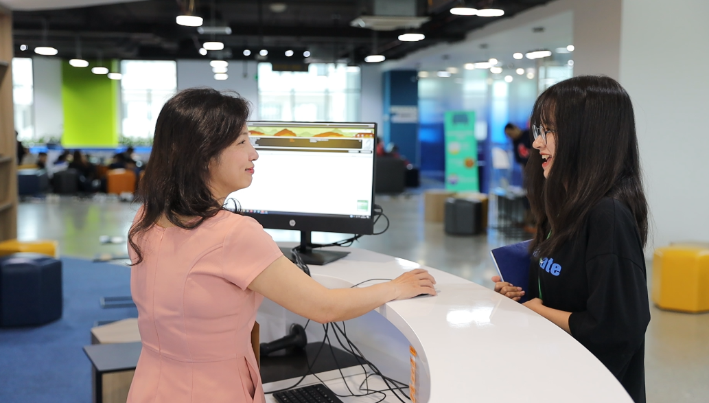 Sinh viên trường ĐH Kinh tế TP. HCM hào hứng với “thư viện số” kết nối với ĐH Harvard ảnh 1