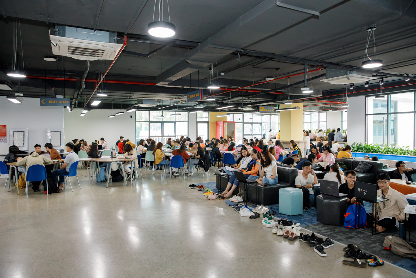 Sinh viên trường ĐH Kinh tế TP. HCM hào hứng với “thư viện số” kết nối với ĐH Harvard ảnh 4