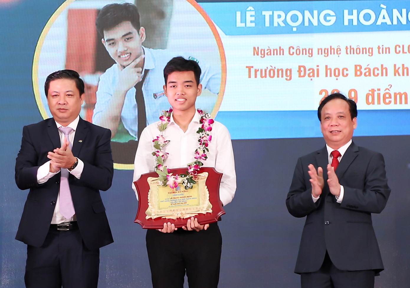 Tiếp sức Thủ khoa ĐH Đà Nẵng “vượt bão lũ” đi học ảnh 1