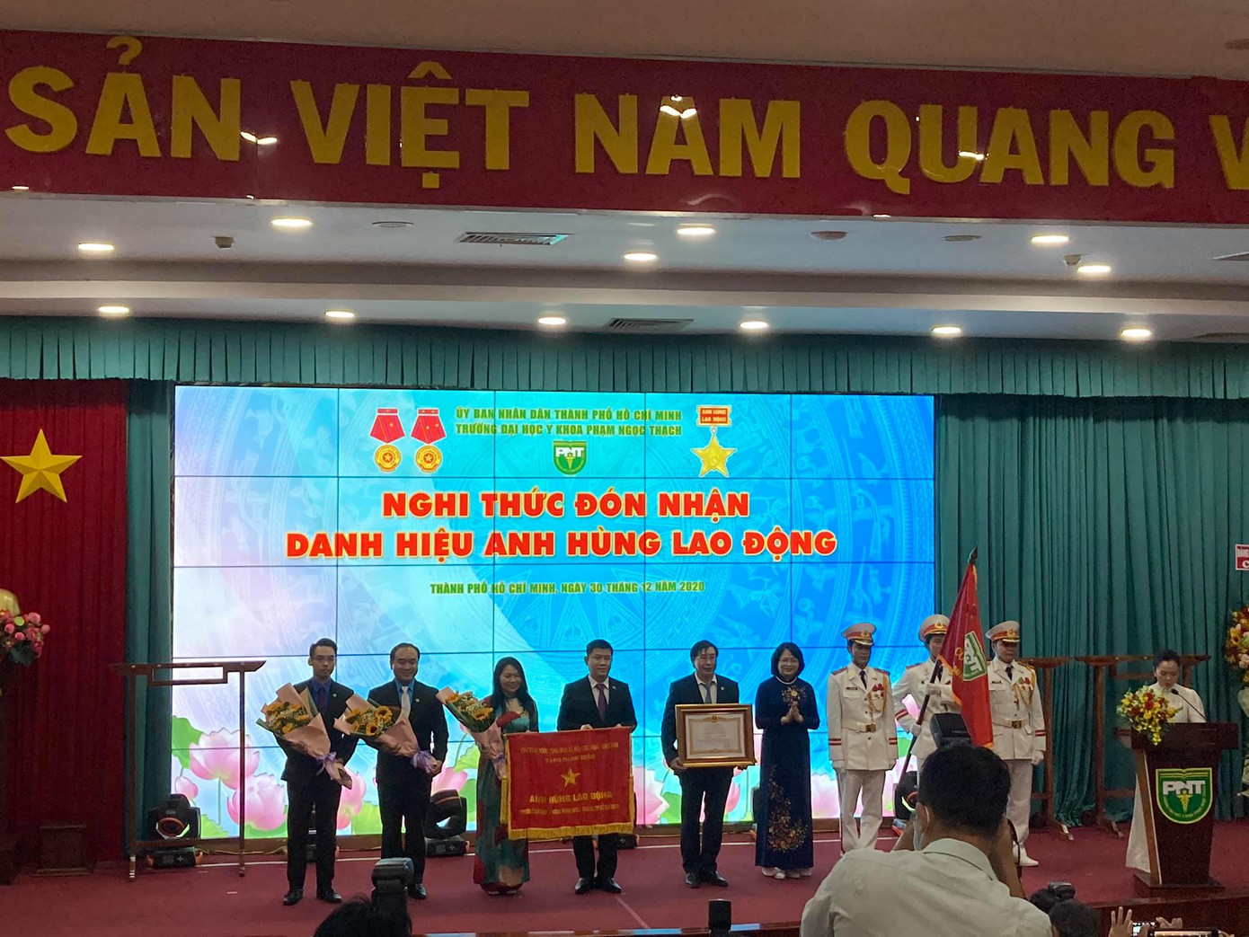 Trường ĐH Y Khoa Phạm Ngọc Thạch đón nhận danh hiệu “Anh hùng Lao động” ảnh 1