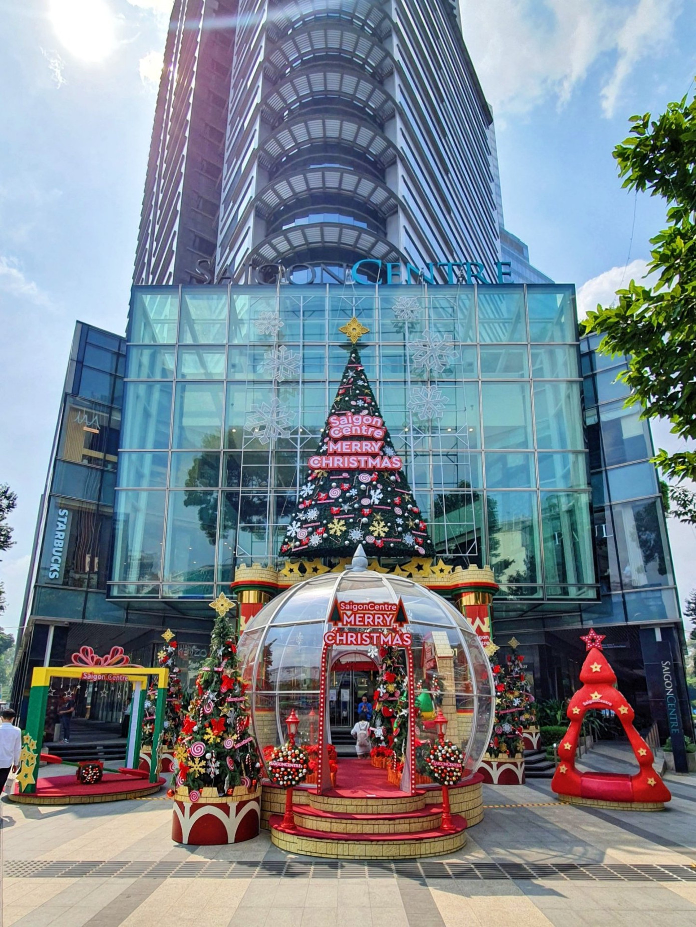 Bạn trẻ Sài Gòn rộn ràng đón Giáng sinh ảnh 1