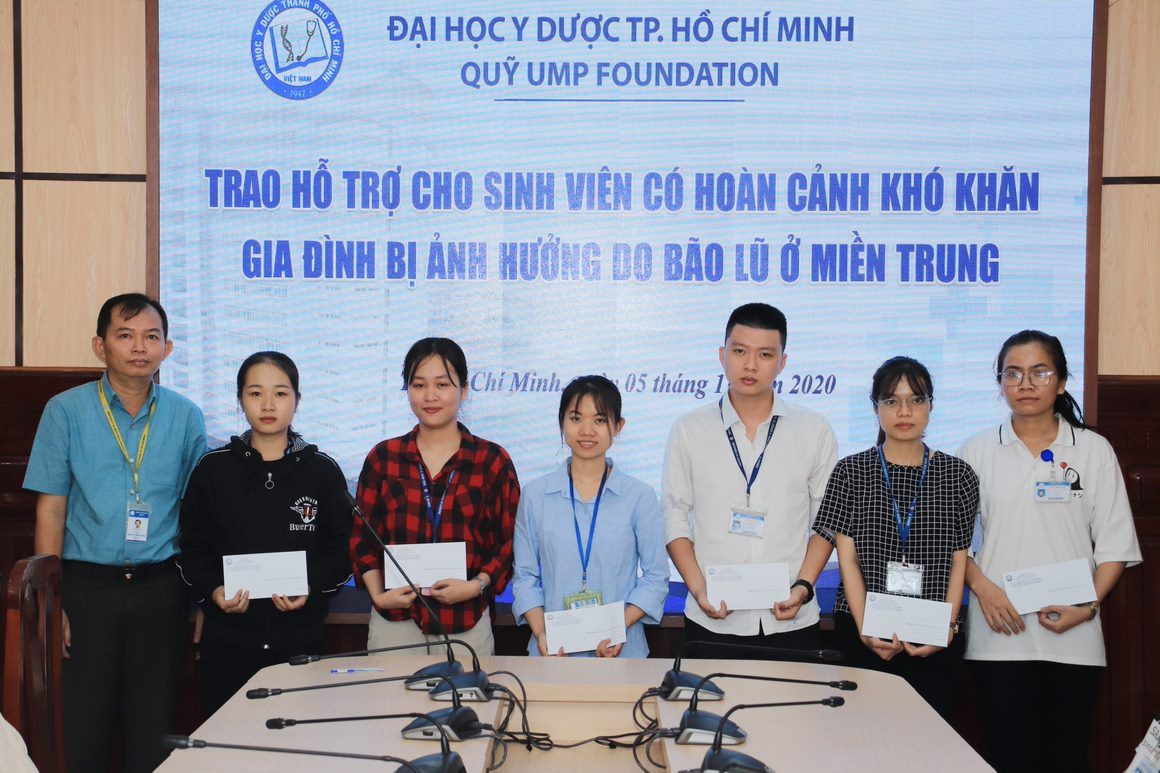 Bão đã qua, xót xa ở lại, nhiều trường đại học vẫn hỗ trợ sinh viên theo học ảnh 1
