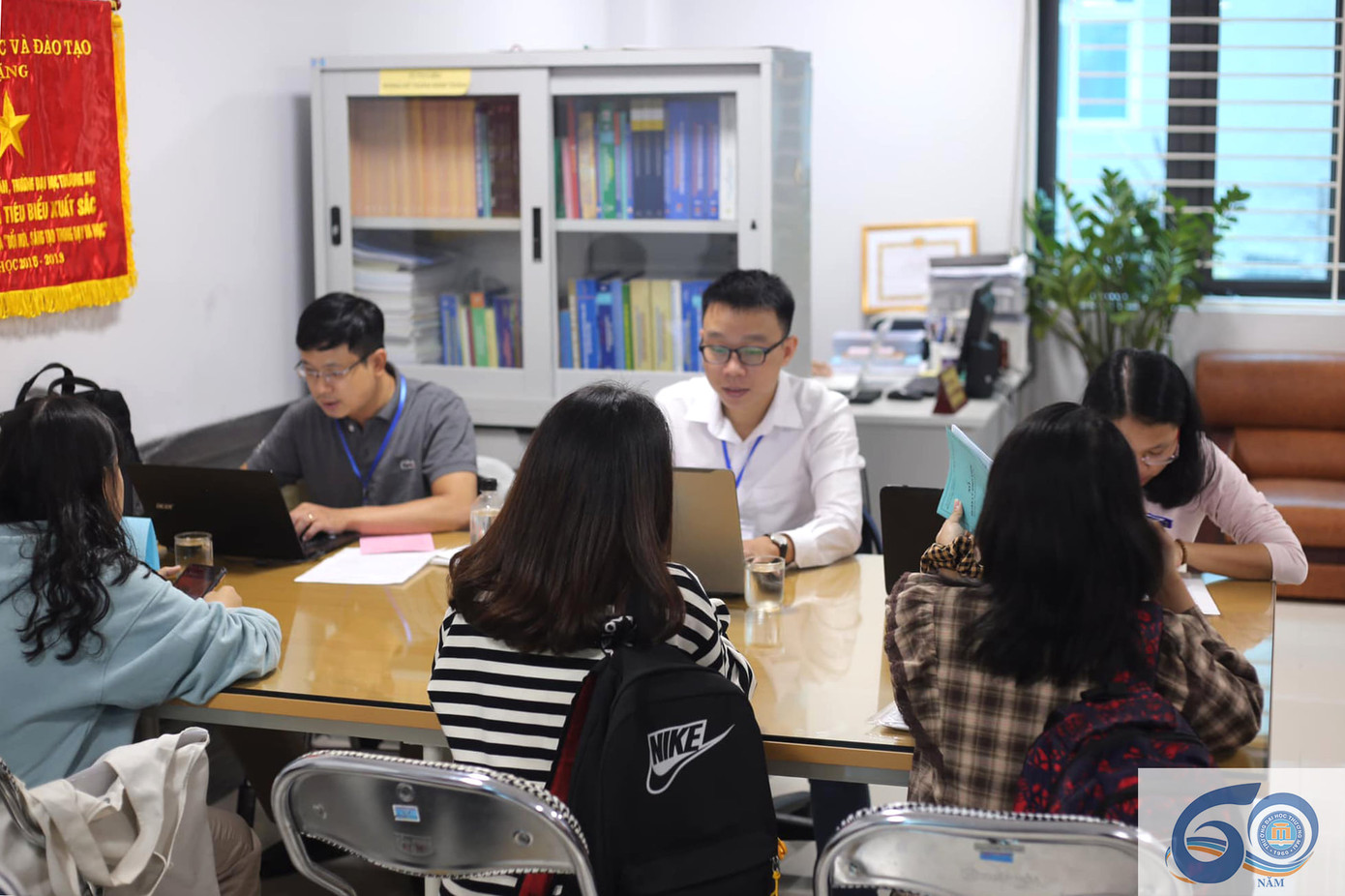 Trường ĐH Thương mại: Mỗi sinh viên bị ảnh hưởng lũ lụt được hỗ trợ 10 triệu đồng ảnh 1