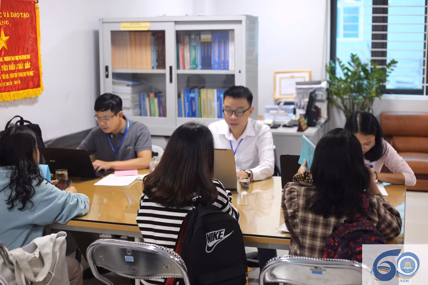 Tuổi trẻ VKU chung tay hỗ trợ người dân miền Trung khắc phục hậu quả bão lụt ảnh 3