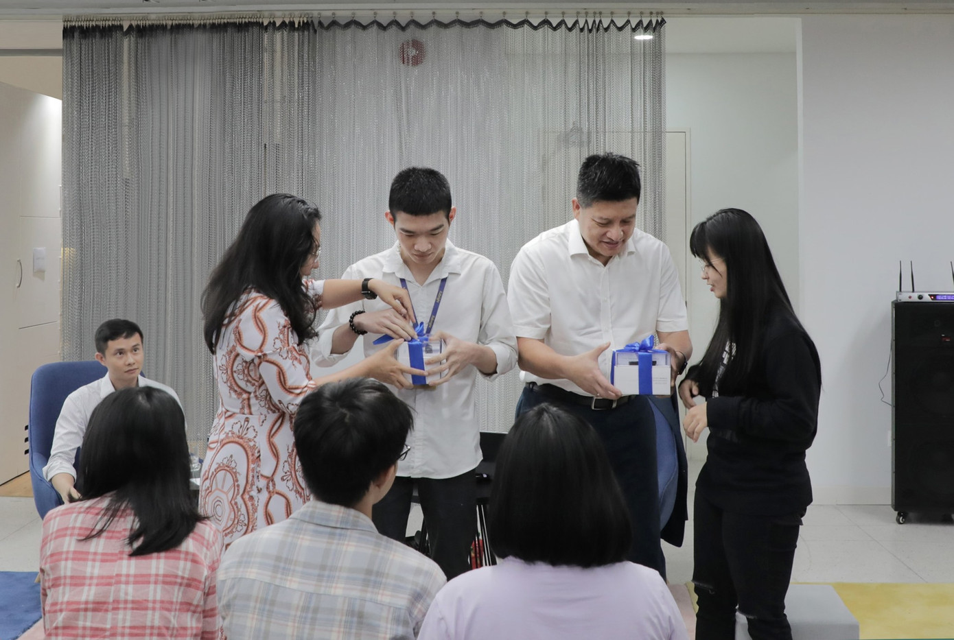 Quà Giáng sinh giúp hai sinh viên khiếm thị nhìn thấy khuôn mặt người thân ảnh 1