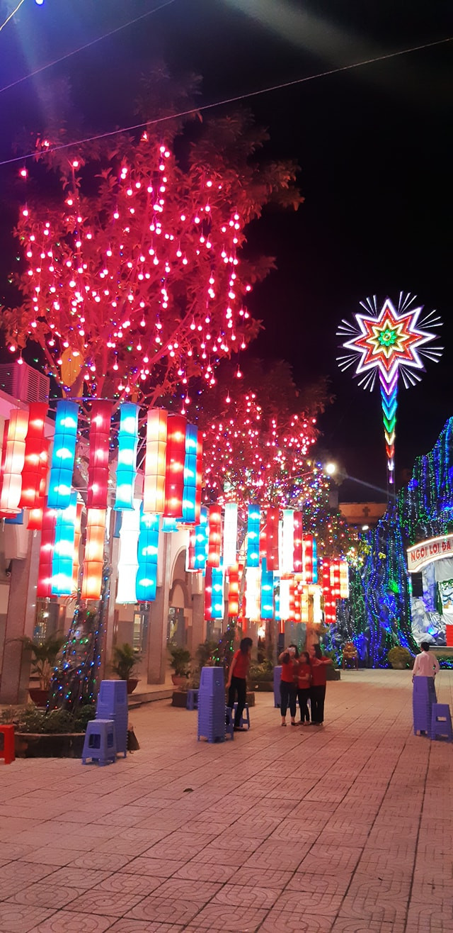 Bạn trẻ Sài Gòn rộn ràng đón Giáng sinh ảnh 2