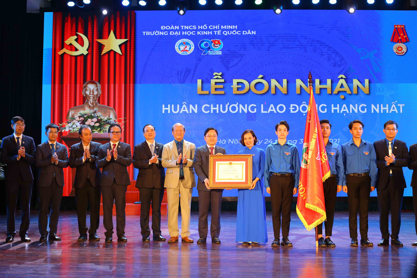 Đoàn trường ĐH Kinh tế Quốc dân nhận Huân chương Lao động hạng Nhất ảnh 2