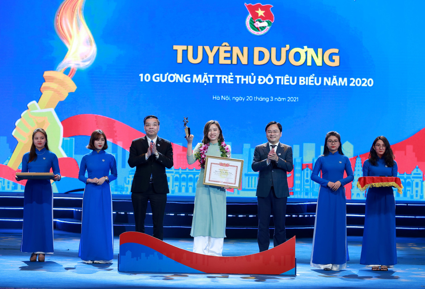 Anh Nguyễn Anh Tuấn, Ủy viên T.Ư Đảng, Bí thư thứ nhất T.Ư Đoàn, Chủ tịch T.Ư Hội LHTN Việt Nam (bên phải) và ông chu Ngọc Anh, Ủy viên T.Ư Đảng, Chủ tịch UBND TP Hà Nội (bên trái) trao tặng phần thưởng cho Gương mặt trẻ Thủ đô tiêu biểu 2020. Ảnh: Bảo Anh Vinh danh 10 gương mặt trẻ Thủ đô tiêu biểu năm 2020 ảnh 2