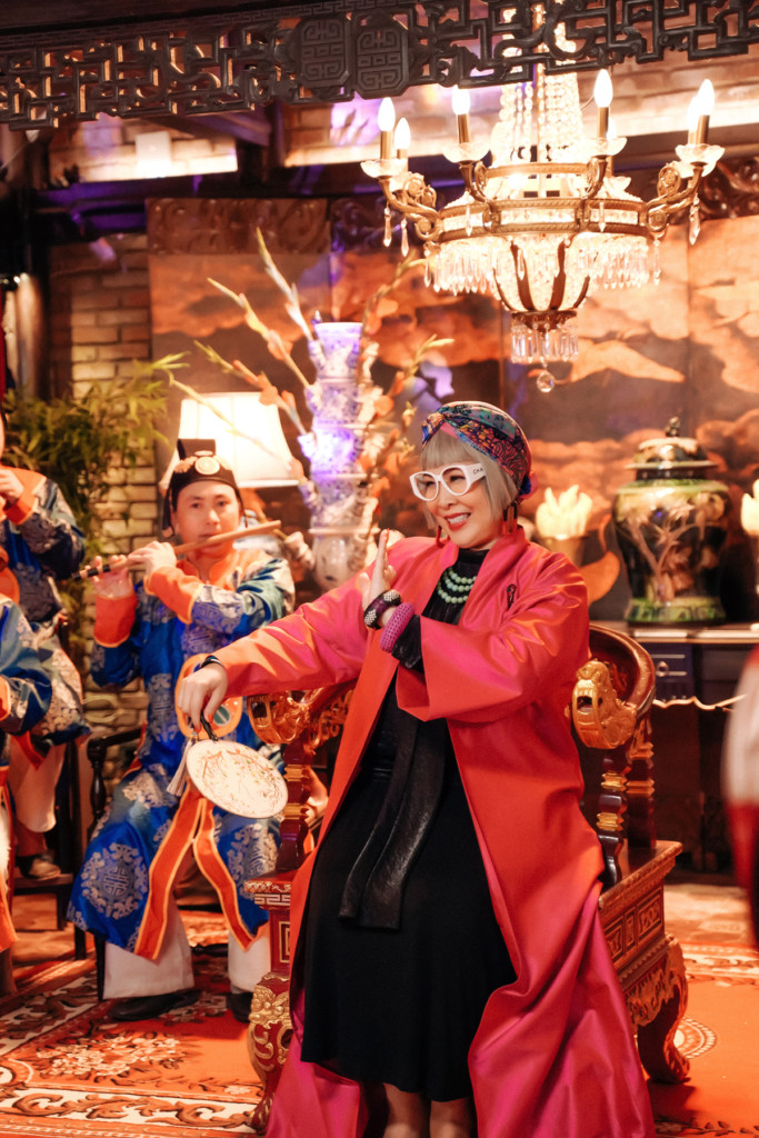 Gái già lắm chiêu ăn theo phim Mỹ đến đâu? ảnh 2