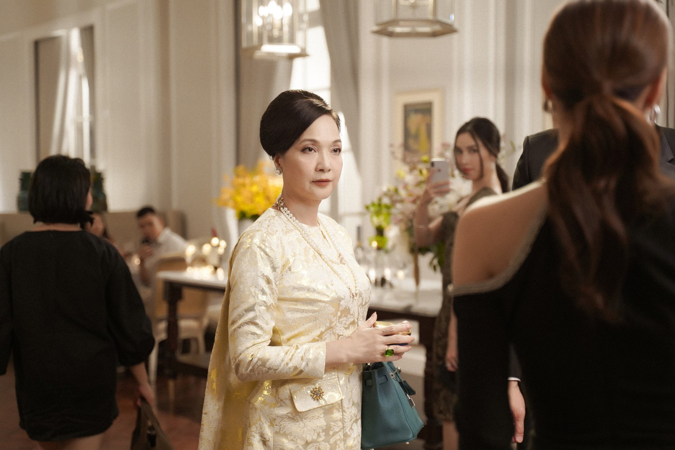 Gái già lắm chiêu ăn theo phim Mỹ đến đâu? ảnh 3