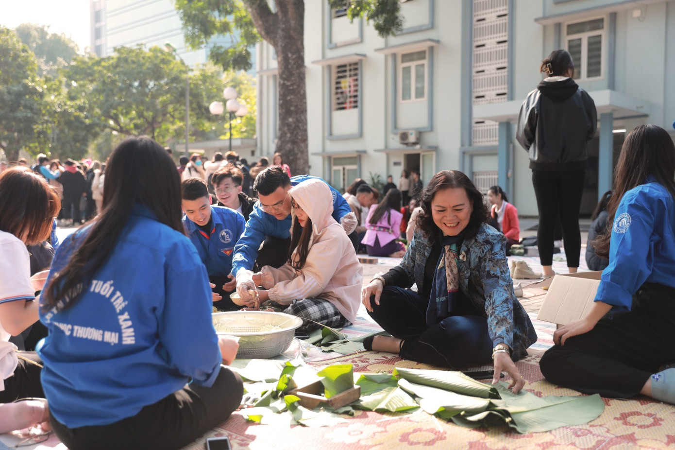 “Gói nụ cười, gửi nắng xuân” - chương trình “Đông Ấm” của tuổi trẻ ĐH Thương Mại ảnh 1