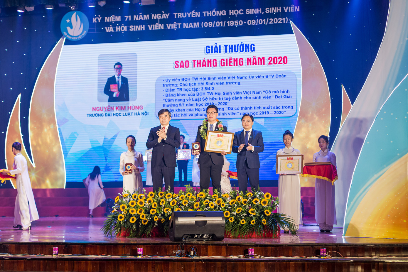 Chàng trai “Sao Tháng Giêng” - ngọn cờ đầu trong phong trào thanh niên Trường Đại học Luật ảnh 3