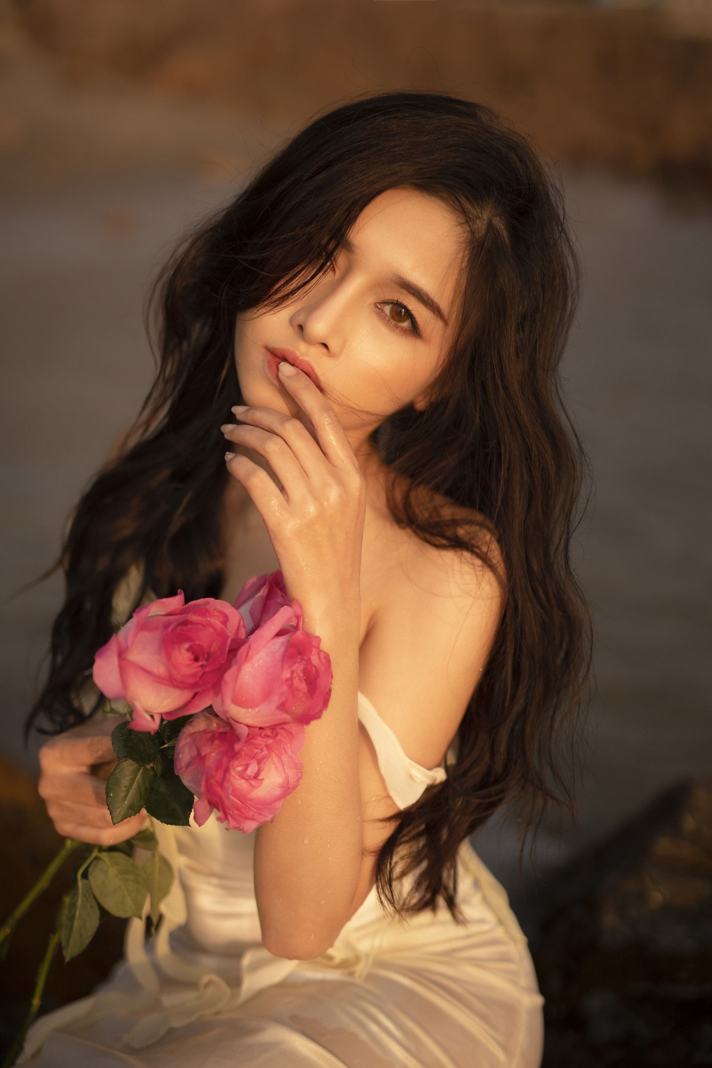 Vẻ đẹp hút hồn của hot girl Đắk Lắk dưới ánh hoàng hôn ảnh 1