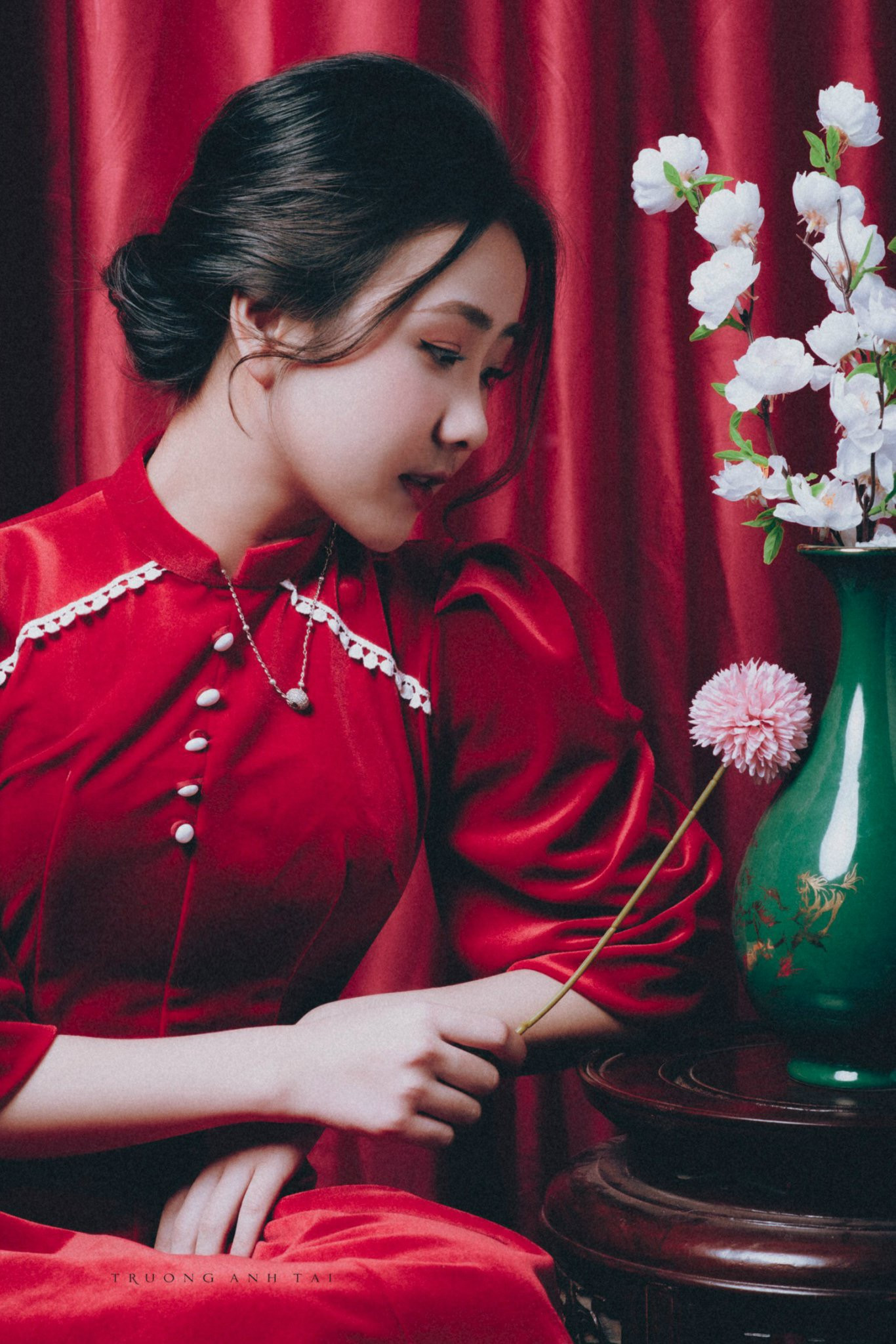 Ngắm nhìn bộ ảnh lung linh sắc đỏ của nữ sinh Đại học Thăng Long xinh như búp bê ảnh 10