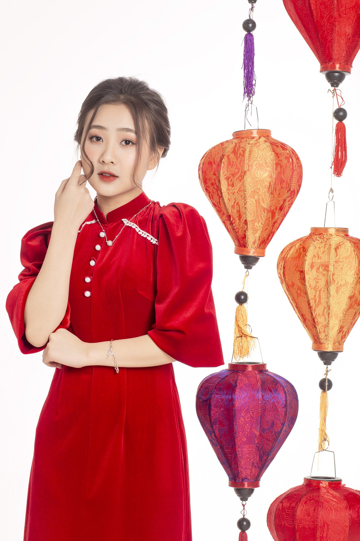 Ngắm nhìn bộ ảnh lung linh sắc đỏ của nữ sinh Đại học Thăng Long xinh như búp bê ảnh 8