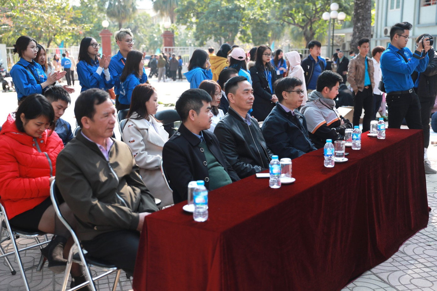 “Gói nụ cười, gửi nắng xuân” - chương trình “Đông Ấm” của tuổi trẻ ĐH Thương Mại ảnh 2