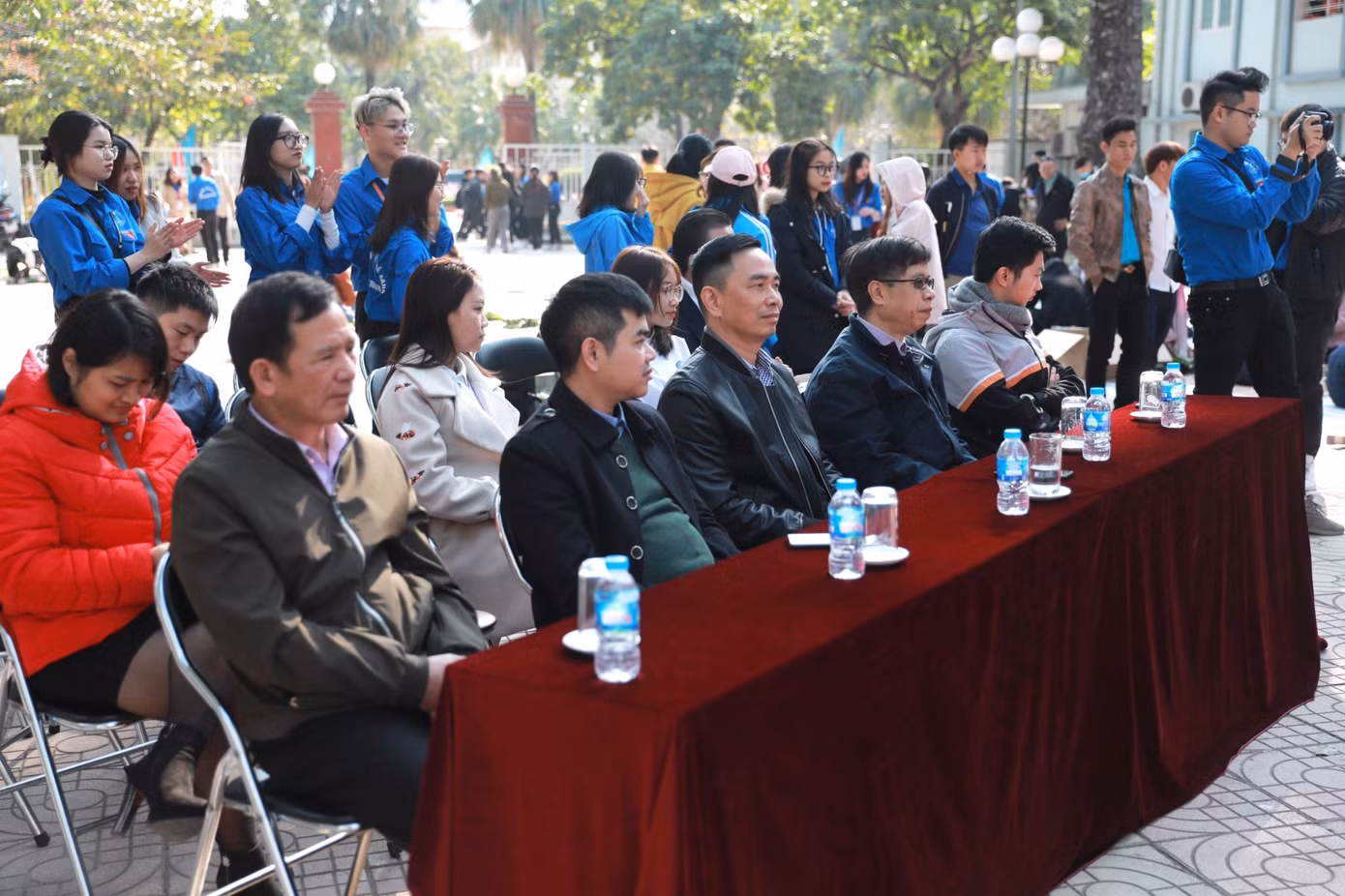 “Gói nụ cười, gửi nắng xuân” - chương trình “Đông Ấm” của tuổi trẻ ĐH Thương Mại ảnh 2