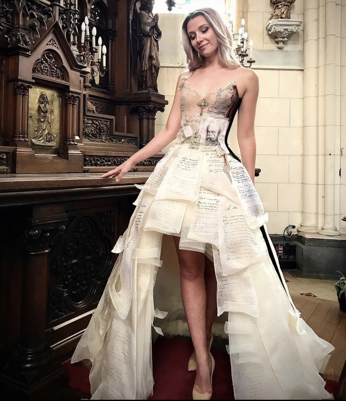 Nhà thiết kế Pháp ‘biến’ sách cũ thành váy dạ hội kiêu sa ảnh 2