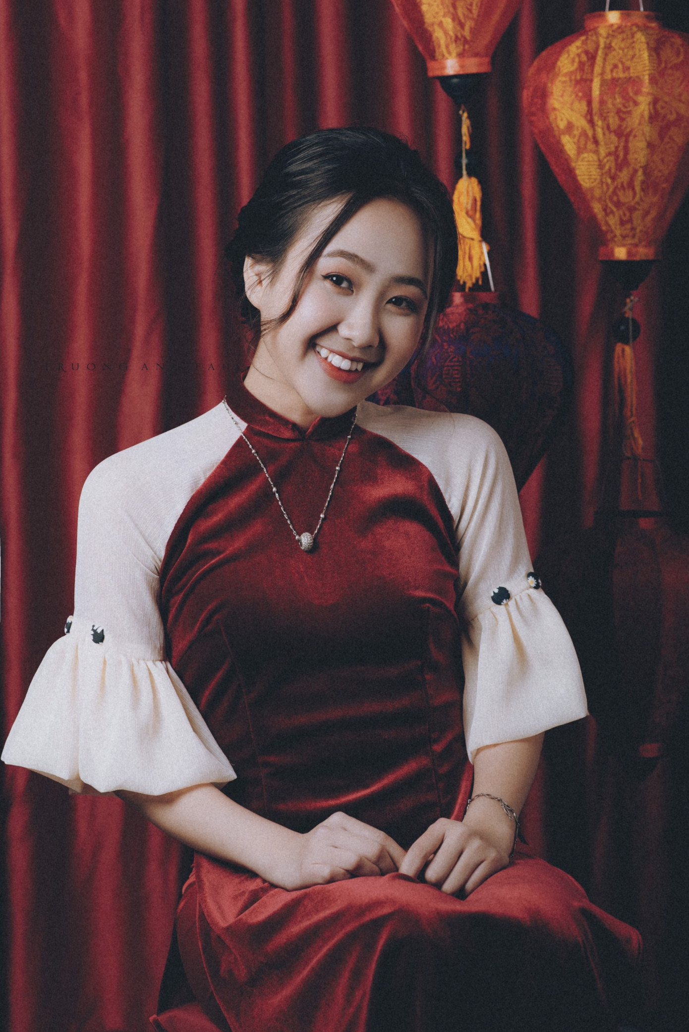Ngắm nhìn bộ ảnh lung linh sắc đỏ của nữ sinh Đại học Thăng Long xinh như búp bê ảnh 1