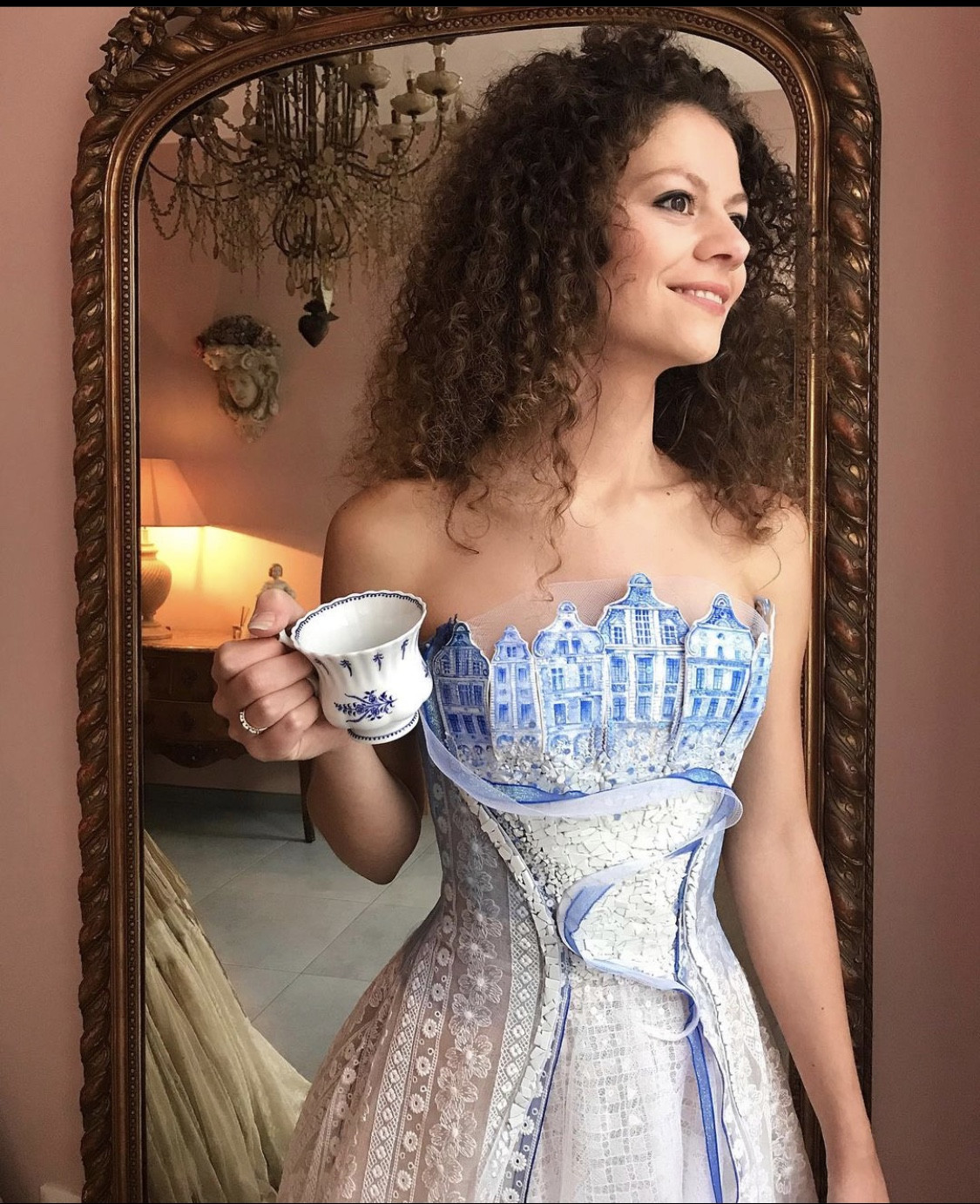 Nhà thiết kế Pháp ‘biến’ sách cũ thành váy dạ hội kiêu sa ảnh 4