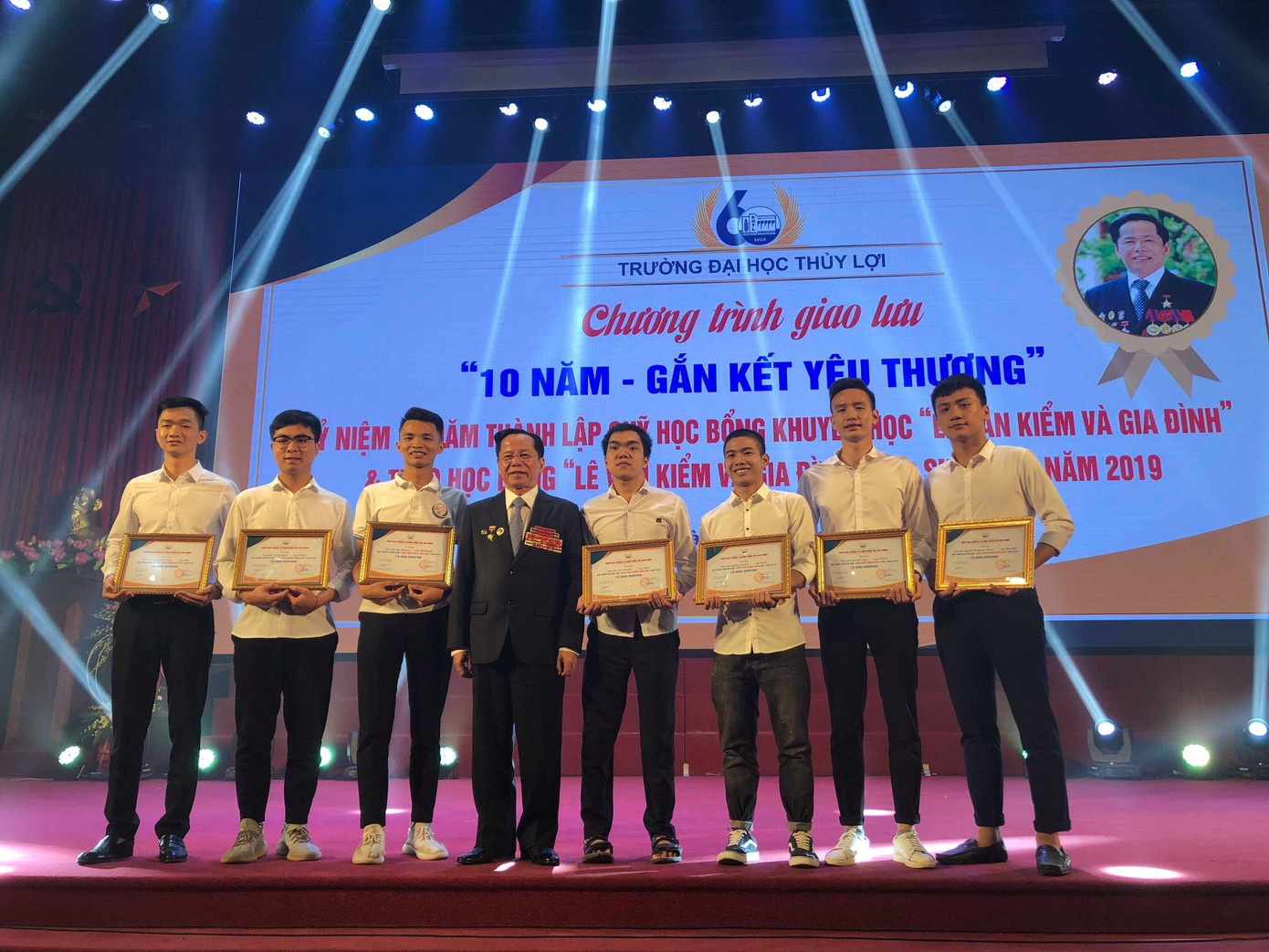 Chàng sinh viên Thủy Lợi mồ côi cha mẹ tự tin vào đời ảnh 9