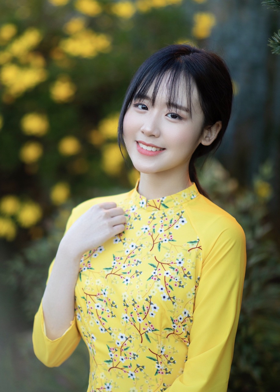 Rực rỡ sắc vàng với bộ ảnh áo dài Việt Nam đón Tết của du học sinh tại Mỹ ảnh 1