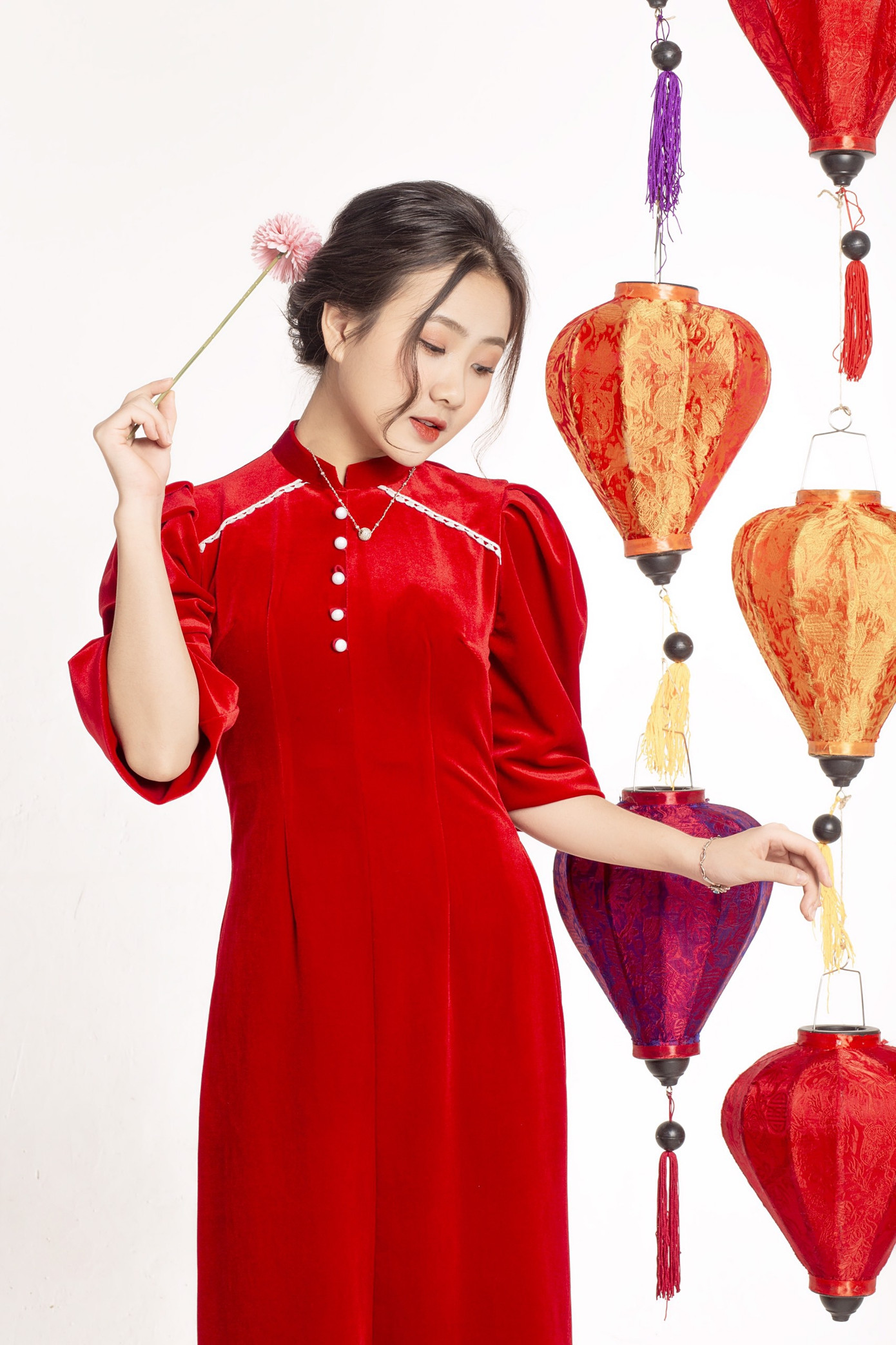 Ngắm nhìn bộ ảnh lung linh sắc đỏ của nữ sinh Đại học Thăng Long xinh như búp bê ảnh 2