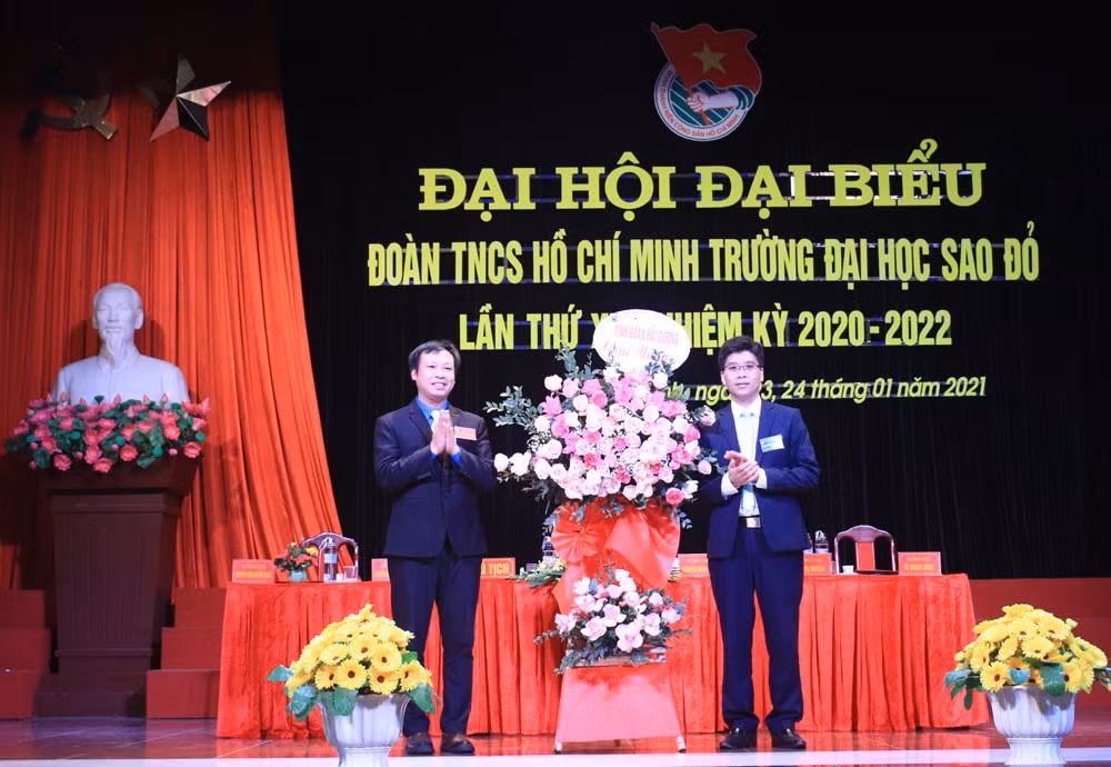 Lần đầu tiên Đại học Sao Đỏ có nữ Bí thư Đoàn trường ảnh 1