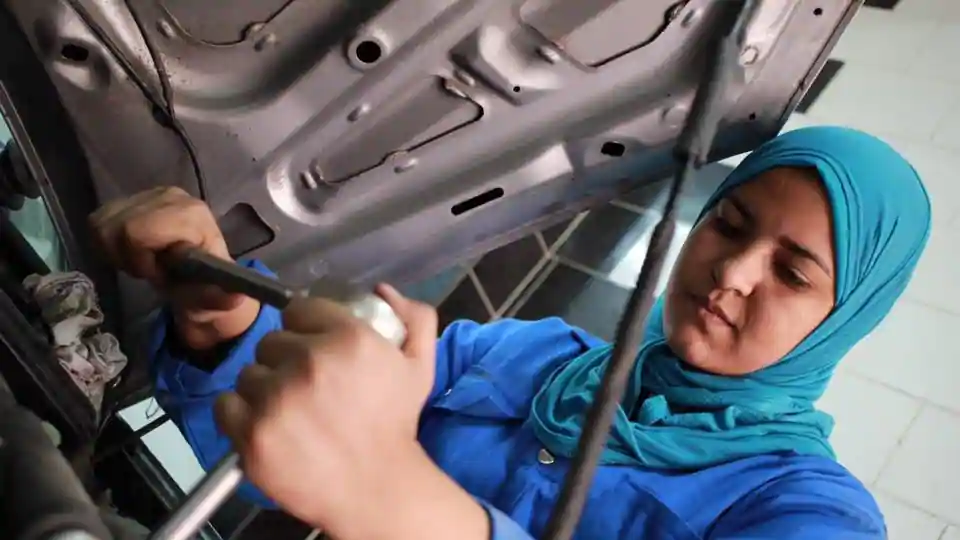 Cô gái 24 tuổi trở thành thợ máy sửa chữa ô tô đầu tiên ở Ai Cập ảnh 1