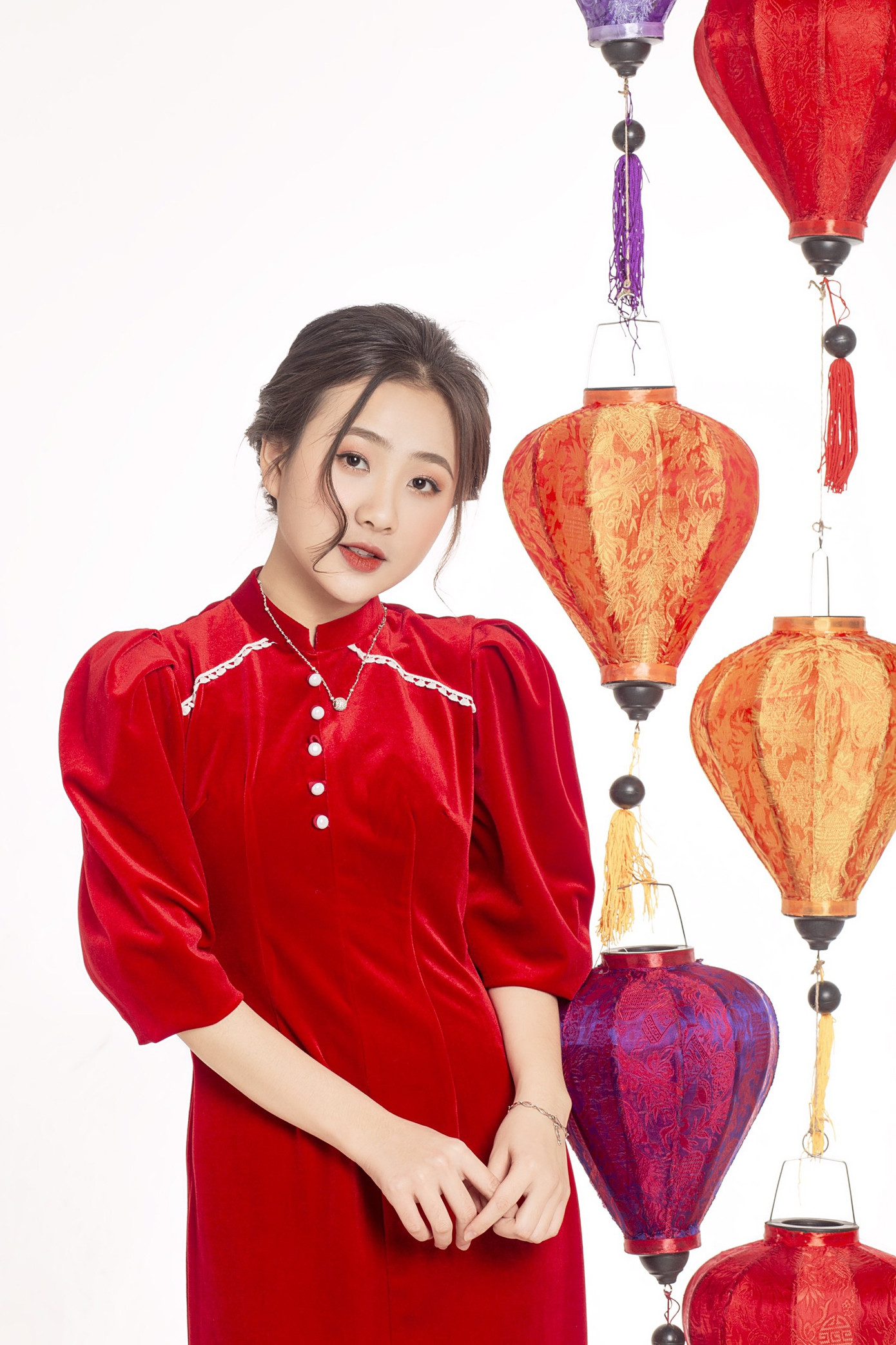 Ngắm nhìn bộ ảnh lung linh sắc đỏ của nữ sinh Đại học Thăng Long xinh như búp bê ảnh 7