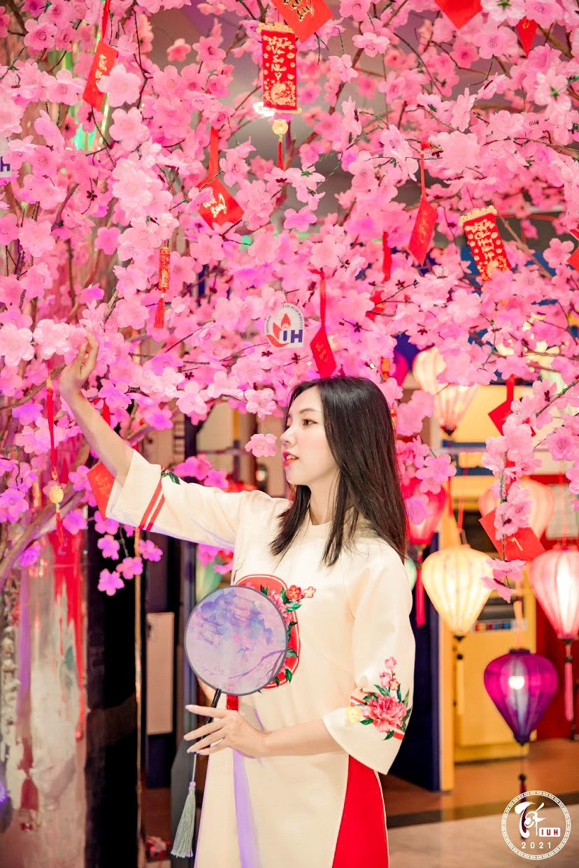 Thiếu nữ Cà Mau xúng xính sắc đỏ, đẹp rạng ngời trong ngày đầu Xuân ảnh 10