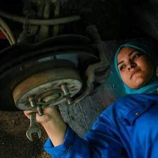 Cô gái 24 tuổi trở thành thợ máy sửa chữa ô tô đầu tiên ở Ai Cập ảnh 3
