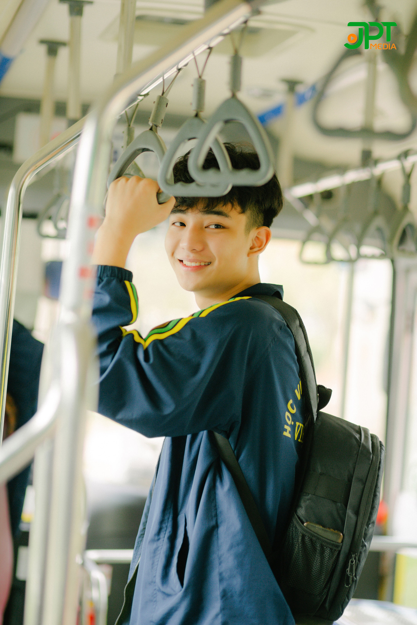 Nam sinh Học viện Nông nghiệp hóa “tiểu thịt tươi” trong đồng phục trường ảnh 14